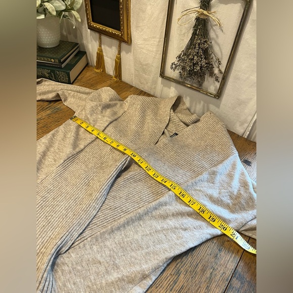 🤎H2 HOLT RENFREW Beige Cross-Over Sweater – Size L - Picture 9 of 10